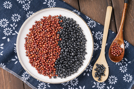 过节白天红豆黑豆桌上摆拍摄影图配图