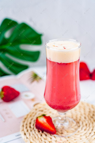 芝芝莓莓奶茶白天芝芝莓莓奶茶室内芝芝莓莓奶茶摄影图配图