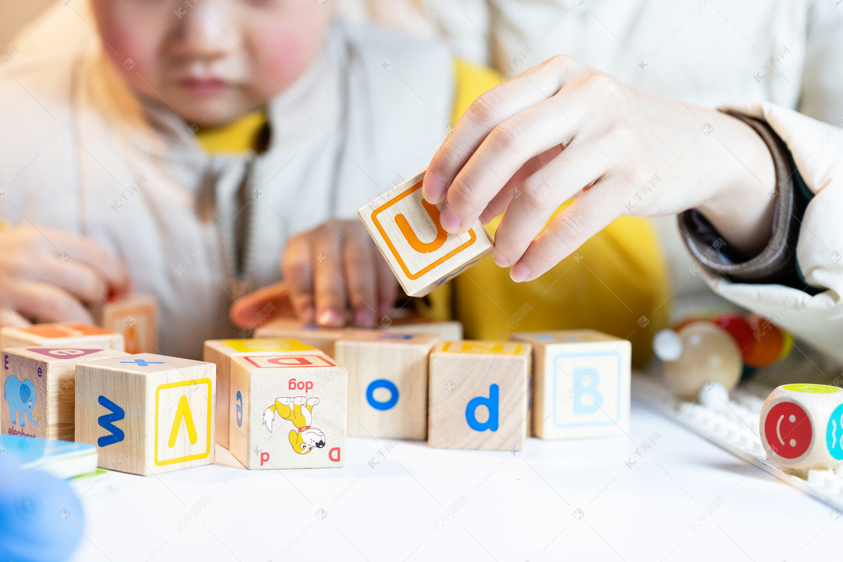 孩子在玩五颜六色的积木。孩子们玩。照片摄影图片_ID:364448329-Veer图库