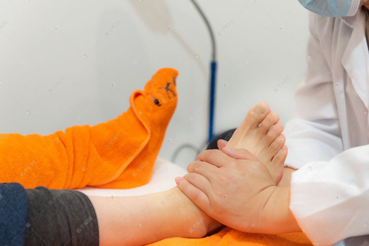 养生足疗晚上捏脚养生馆按摩摄影图配图