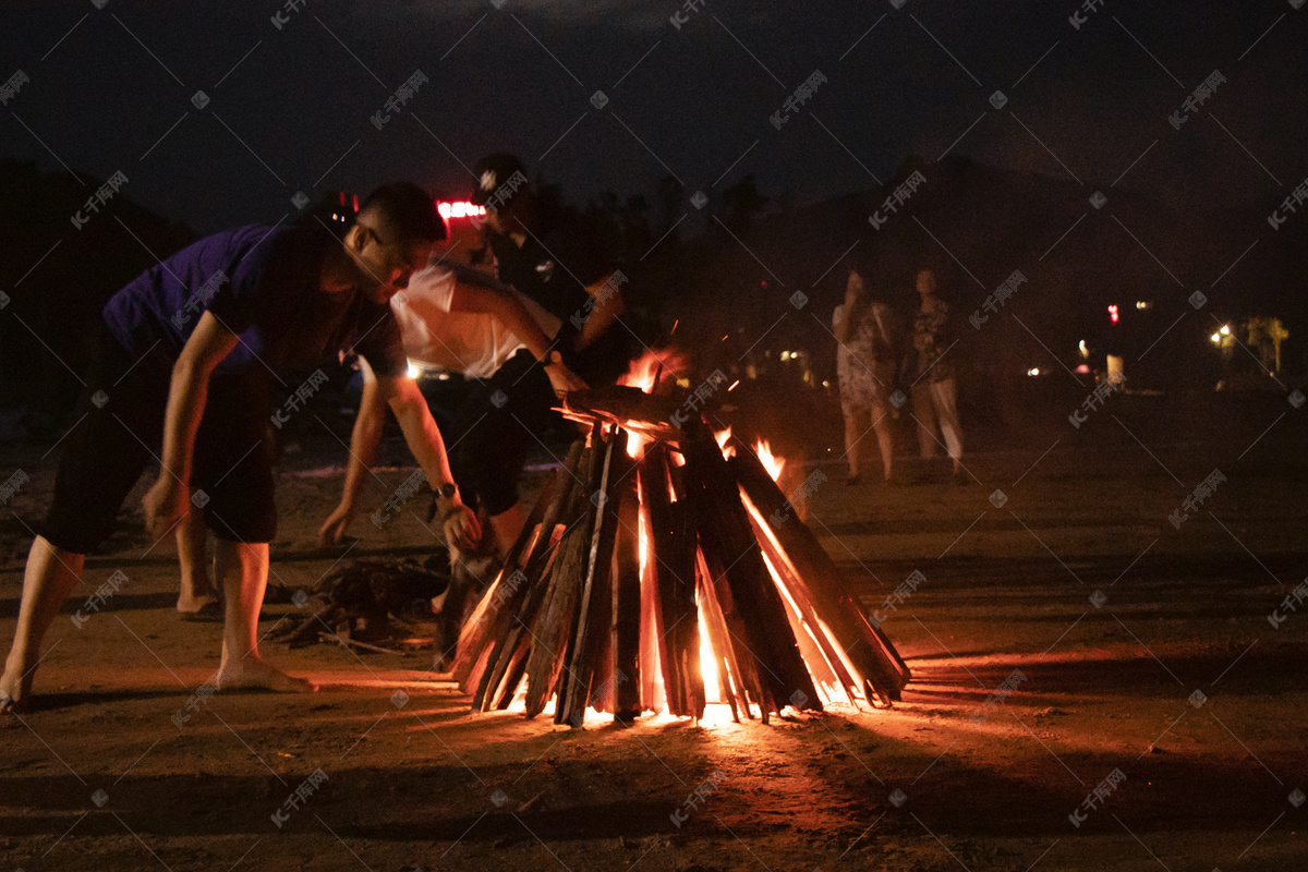 钟祥莫愁村每个周末都会有篝火晚会彝族的青年男女会陪你一起跳舞
