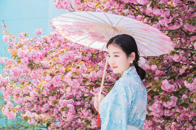 日系白天和服樱花少女户外打伞摄影图配图