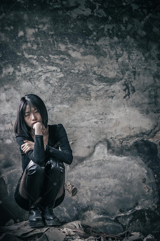 生病早上自闭孤独症患者废旧房屋蹲着摄影图配图