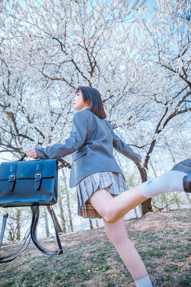 文艺日系人像白天jk制服少女樱花树下奔向花海摄影图配图美女