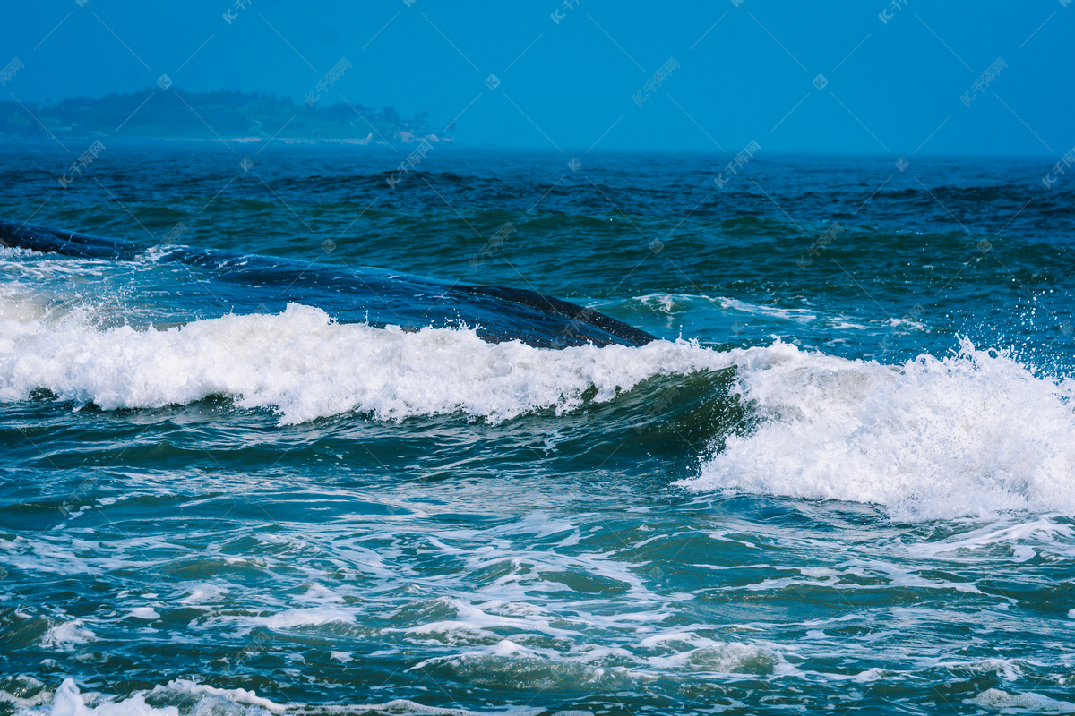 简约场景大海中的海浪高清摄影大图-千库网