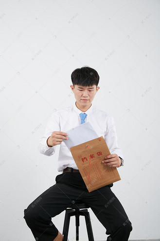 商务人物男职工上班打开文件袋摄影图配图