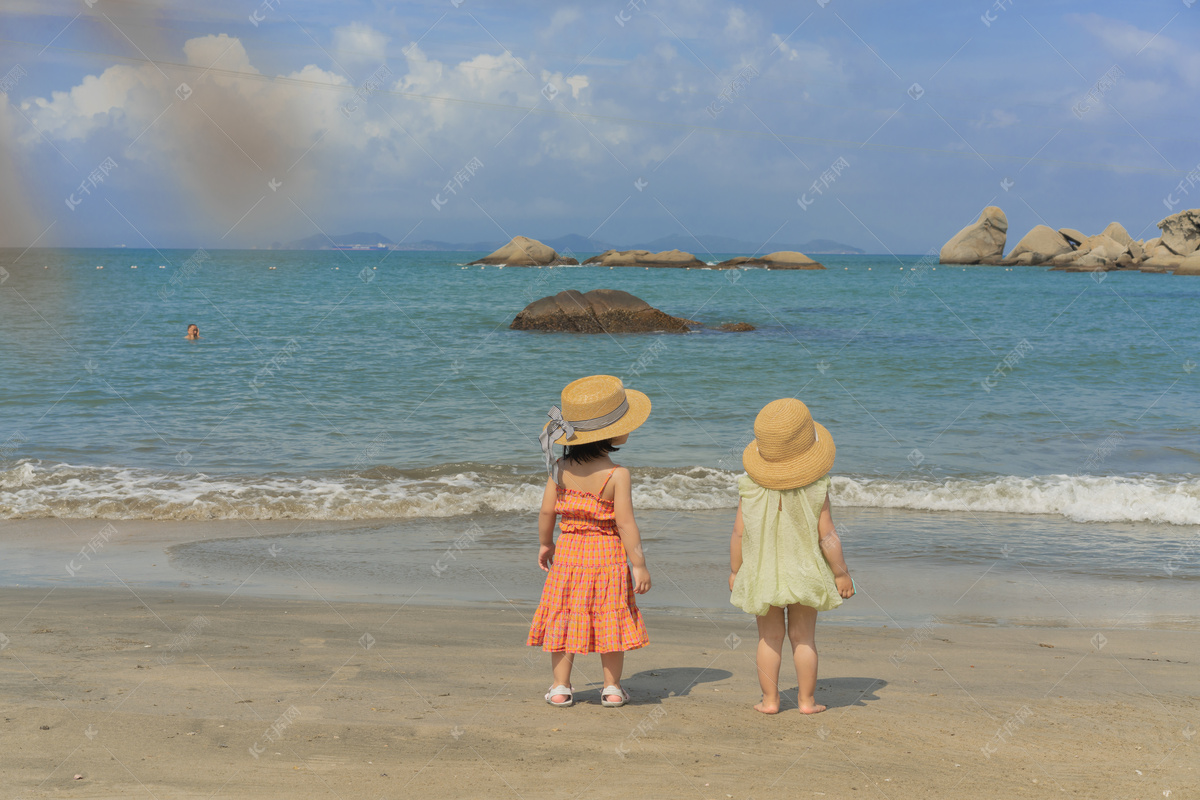 看大海的小女孩背影下午女孩背影沙滩看大海摄影图配图高清摄影大图-千库网