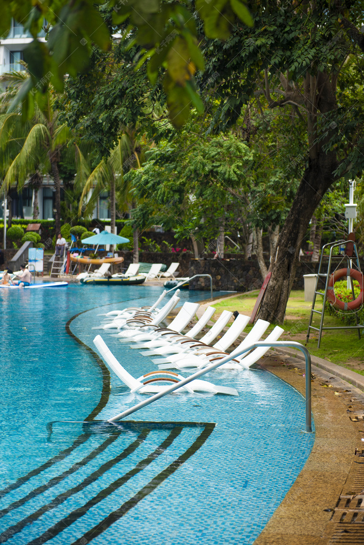 泳池边休息区上午休息区躺椅游泳池摄影摄影图配图