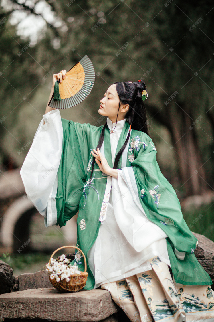 公园穿搭汉服，公园穿搭汉服图片