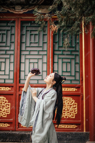 汉服美女白天汉服美女颐和园喝酒摄影图配图