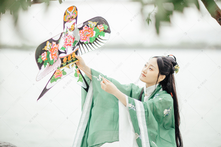 汉服美女白天汉服美女绿树下放风筝摄影图配图