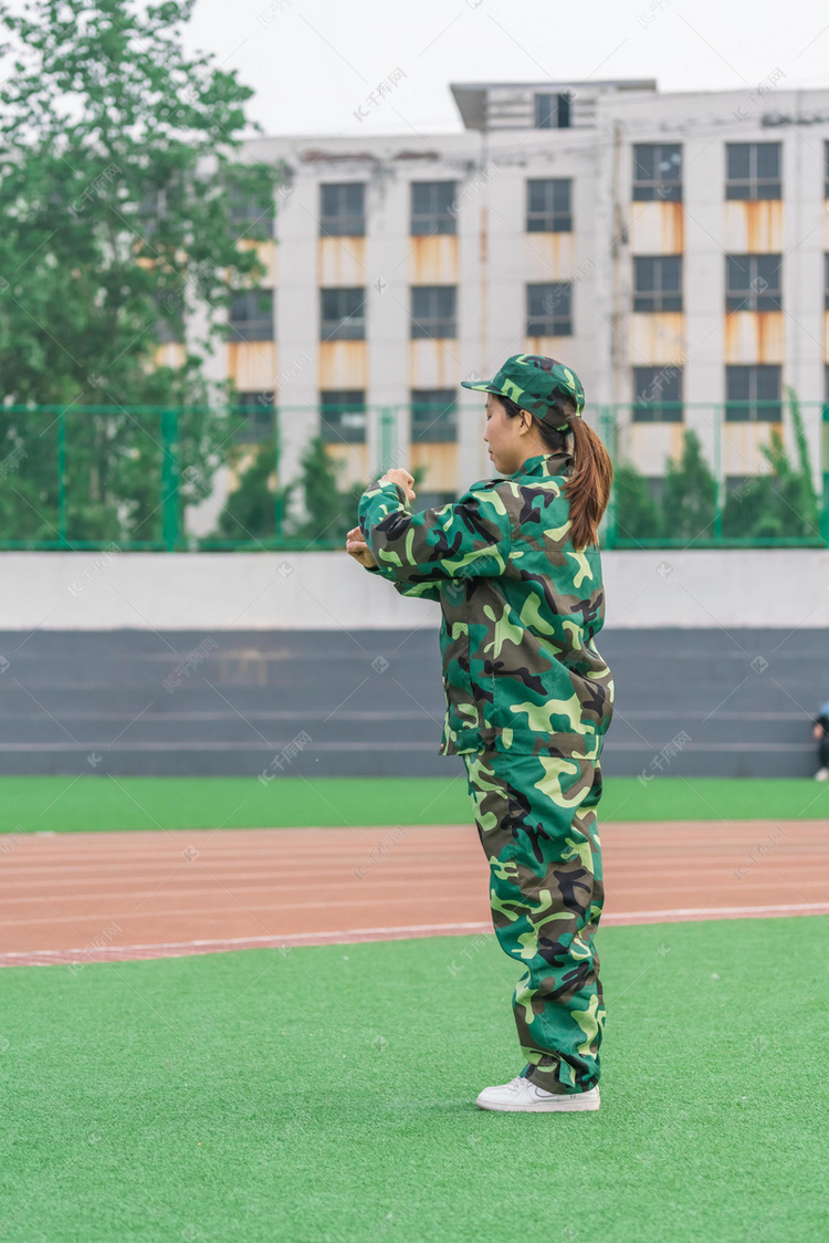 军训白天女生军装户外握拳摄影图配图