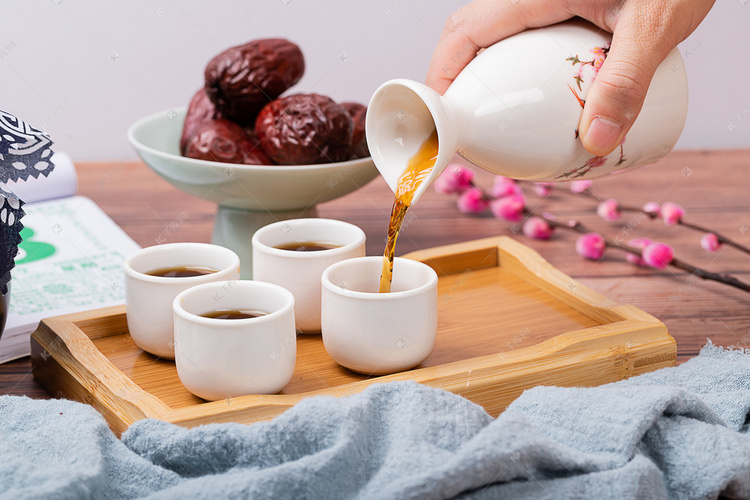 黄酒老酒倒酒中国风酒杯摄影图配图