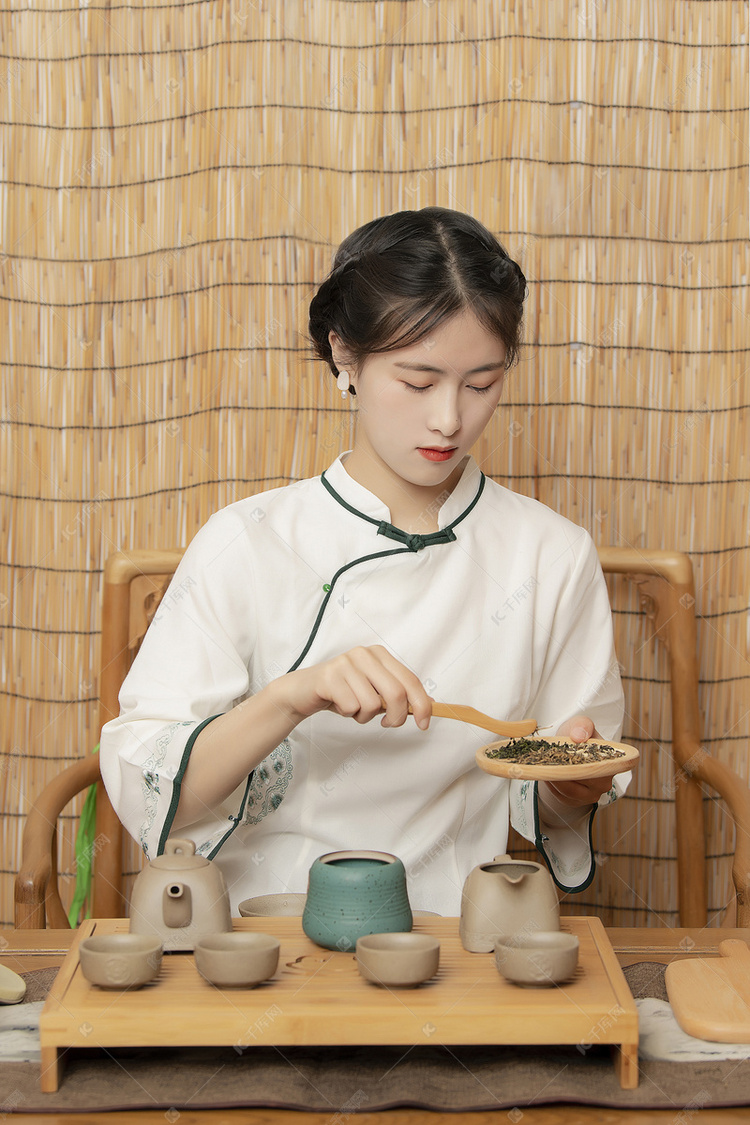 茶艺白天女性在茶室煎茶摄影图配图高清摄影大图-千库网