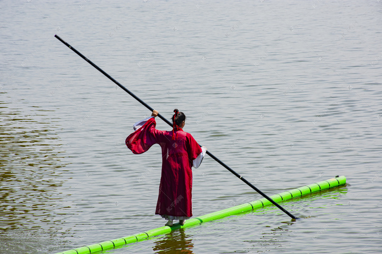 水上漂水上行走漂浮静漂划水摄影图配图