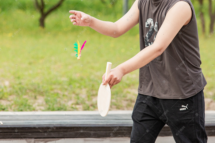 运动健身白天板羽球户外发球摄影图配图