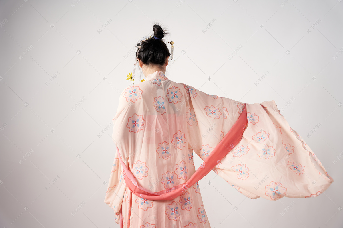 中国时装，盖娅传说2019年春夏主题“画壁•一眼千年”的时装秀|画壁|盖娅|时装秀_新浪新闻