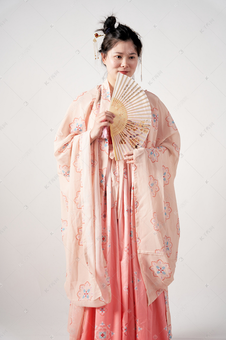 汉服古风女子拿着折扇扇扇子摄影图配图