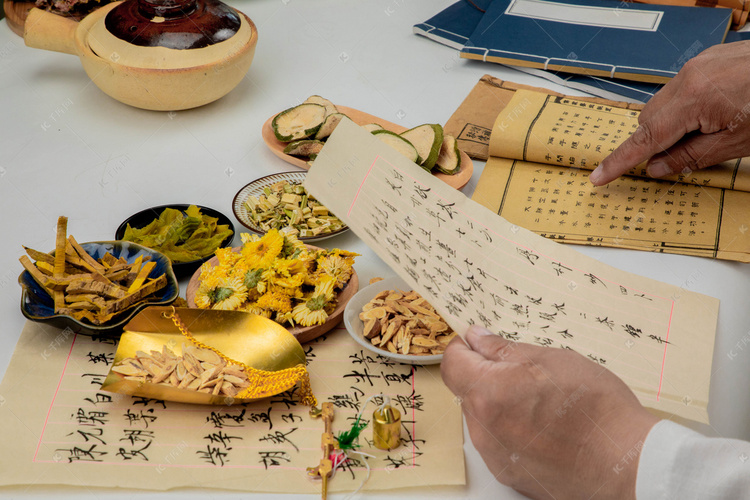中药白天老中医抓药室内抓药摄影图配图高清摄影大图-千库网