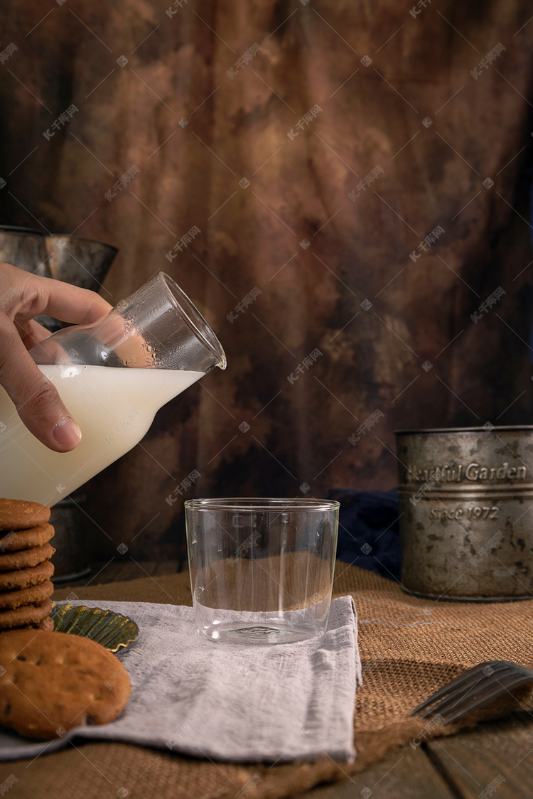 倒牛奶早餐复古风格美食摄影图配图