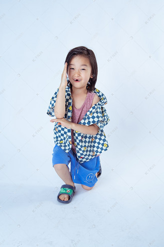 夏日儿童白天阳光男孩室内白背景举手奥特曼动作摄影图配图