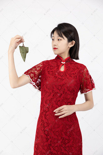 端午节白天美女室内美食粽子摄影图配图