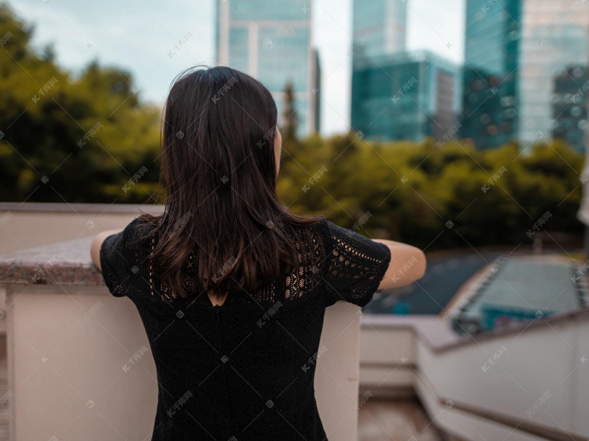 看风景的短发美女背影手绘唯美清新手机壁纸图片 | 犀牛图片网