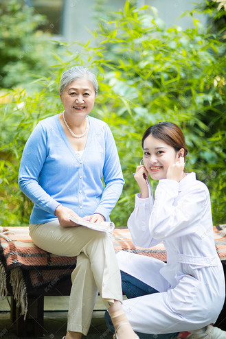 老人健康白天老年人和女医生户外听诊摄影图配图