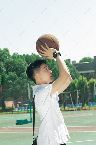 阳光打球学生球场投篮摄影图配图