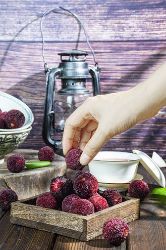 手拿杨梅中午杨梅室内手拿摄影图配图