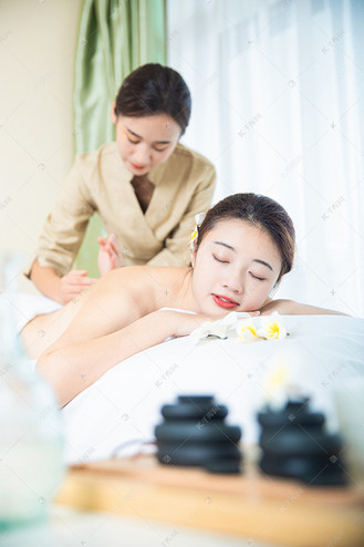 养生按摩白天做spa的美女和技师室内推背按摩摄影图配图