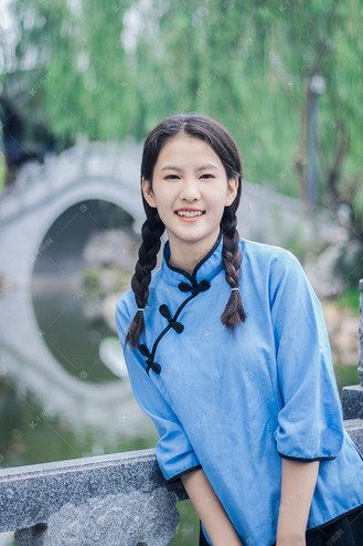 民国服饰上午少女公园小桥游玩摄影图配图