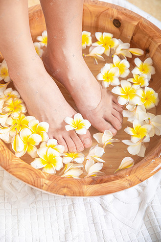 足疗保健白天洗脚盆中的脚丫特写室内洗脚摄影图配图