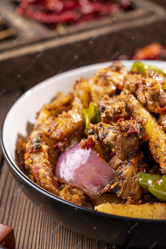 美食美味香辣排骨特写摄影图配图