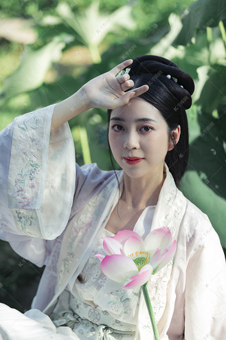 赏荷夕阳女生公园扶额摄影图配图