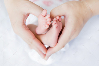 婴儿小脚小脚丫母婴新生小宝宝摄影图配图