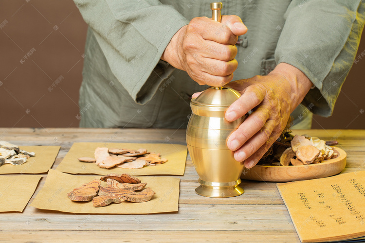 中医白天捣药罐特写室内捣中药材摄影图配图