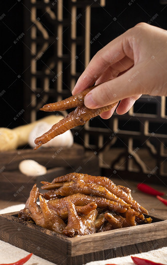 凉菜清晨鸡爪餐桌手拿着摄影图配图