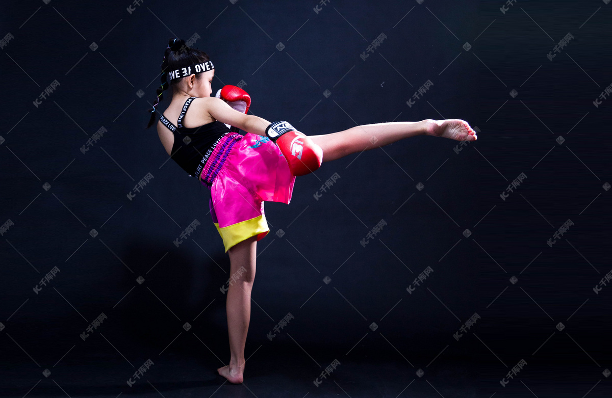 年轻的MMA女孩穿着运动服准备在拳击台上战斗 库存照片. 图片 包括有 投反对票, 现有量, 双翼飞机 - 167400146