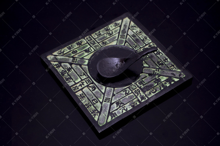 四大发明国潮古代司南指南针房间静物摆拍摄影图配图