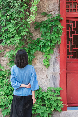 人物形象白天民国少女古建筑观看花墙摄影图配图