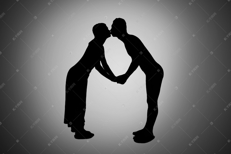 人像剪影夜晚情侣二人在室内弯腰接吻摄影图配图