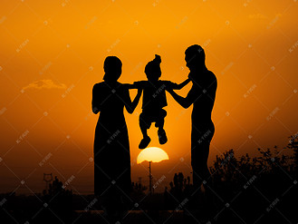 人像剪影夕阳一家三口夕阳下父母抬起孩子摄影图配图