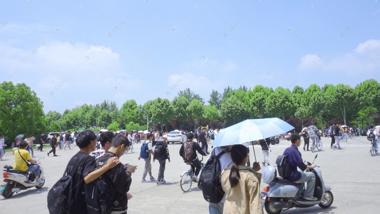 学校校园学生放学人流走动高清摄影大图-千库网