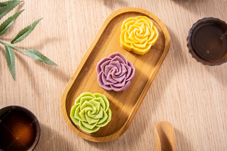 美食三个彩色月饼木盘摆放摄影图配图
