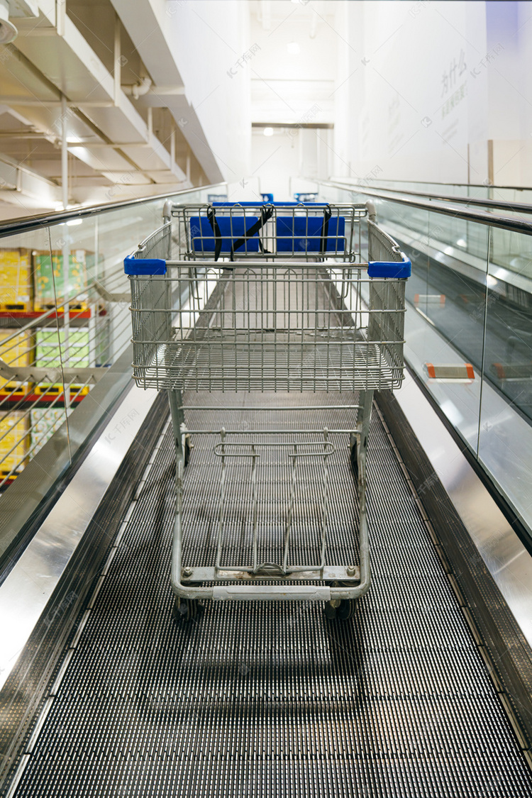 电梯上的购物手推车上午购物车超市摄影摄影图配图