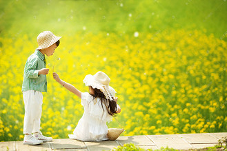 五一背包小男孩出游