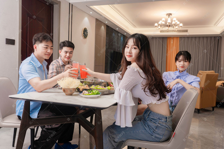 聚会夜晚帅哥美女餐厅聚餐摄影图配图