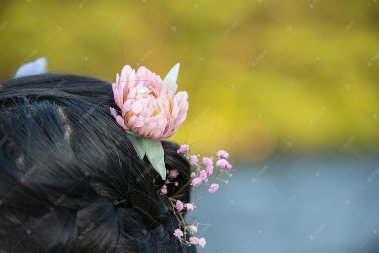 女子头上的花下午女子湖边无摄影图配图