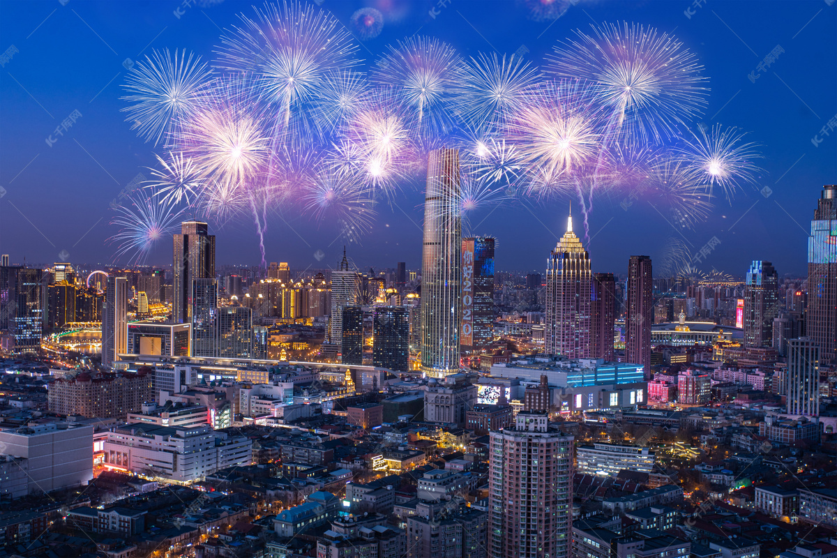 【今日除夕】璀璨烟花迎新年，中国香港 (©Thanapol Kuptanisakorn/ Alamy Stock Photo)